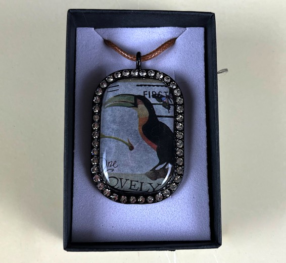 Toucan Pendant (BLACK OVAL/RECTANGLE BEZEL RHINESTONES AROUND OUTSIDE)